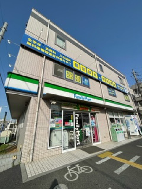 コンビニ　ファミリーマート太田窪２丁目店（コンビニ）まで650m
