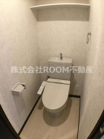 トイレ　落ち着いた色調のトイレです