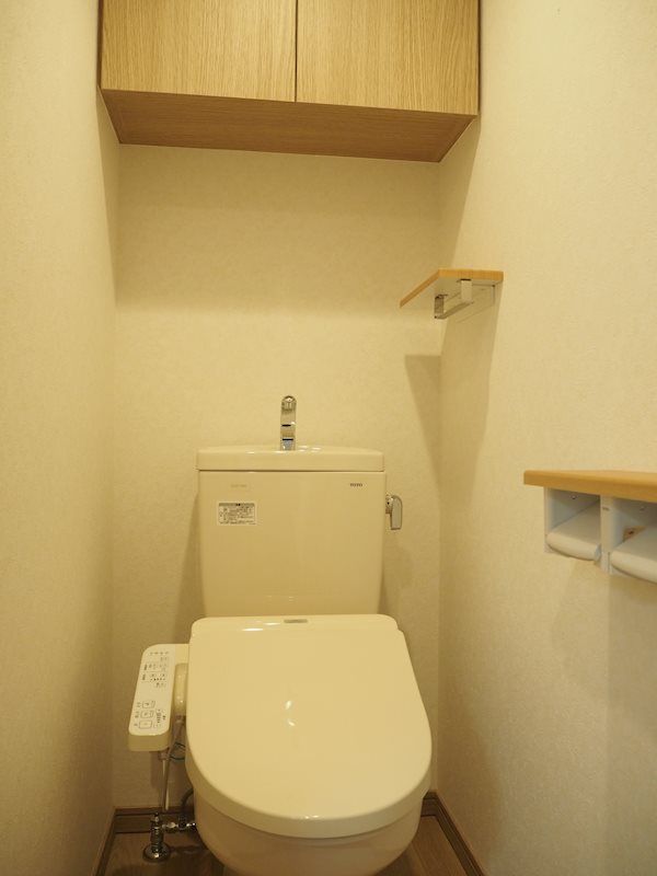 トイレ　温水洗浄便座付きトイレ