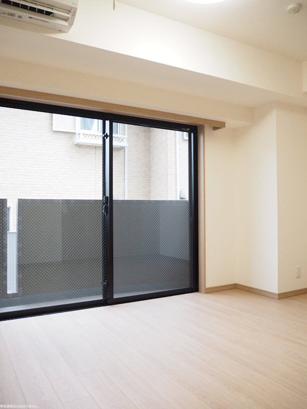 居室・リビング　落ち着いた色合いの床材を使用した居住空間です。