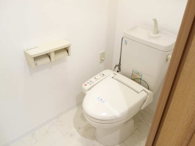 トイレ　便利なシャワー付きトイレです