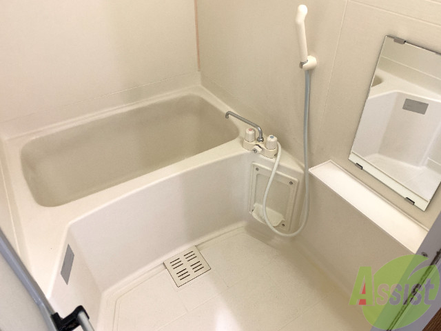 バス・シャワールーム　バスルームは余裕があり、シャワーも浴びやすそうです。