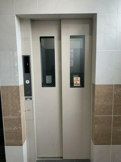 エントランス　エレベーター