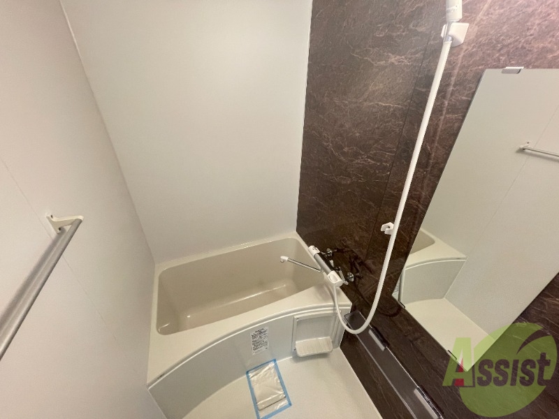 バス・シャワールーム　バスルームは狭すぎず、シャワーも浴びやすそうです。