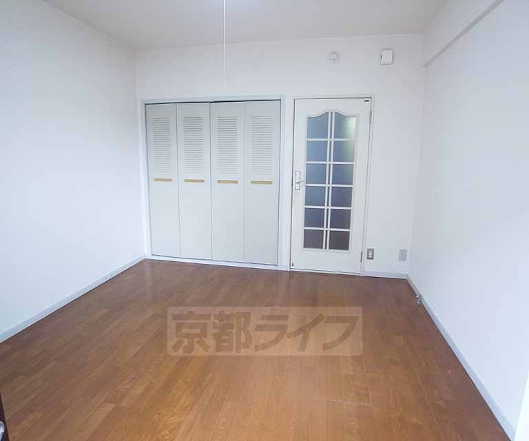 居室・リビング　正方形に近い間取りで、家具の配置がしやすいです。