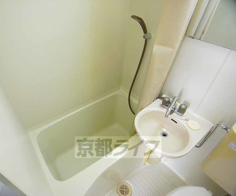 バス・シャワールーム　スタンダードなバスルーム。