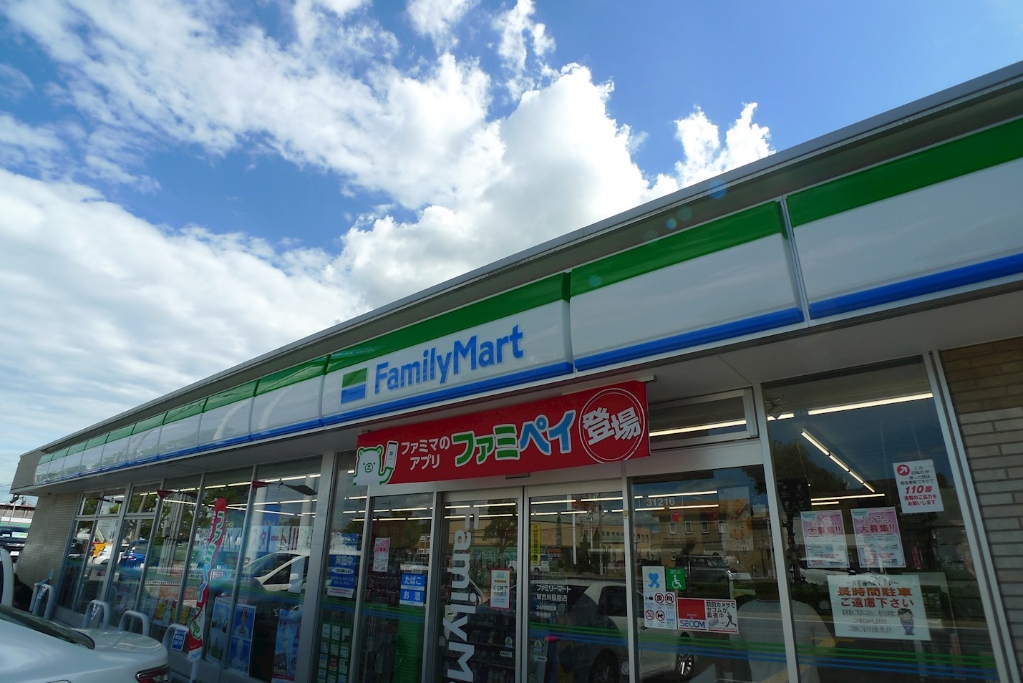 コンビニ　ファミリーマート 加古川稲屋店（コンビニ）まで577m