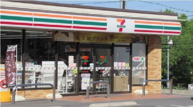 コンビニ　セブンイレブン名古屋平和が丘４丁目店（コンビニ）まで385m