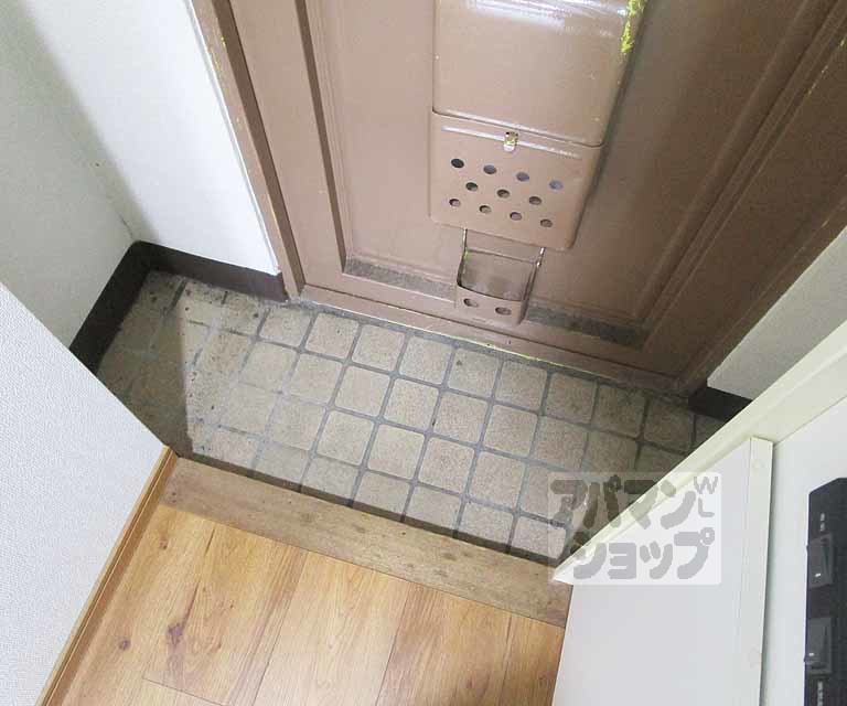 玄関　２０２号室の写真です。