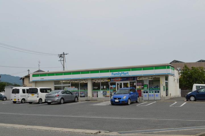 コンビニ　ファミリーマート（コンビニ）まで900m