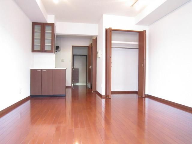 居室・リビング　洋室広いです