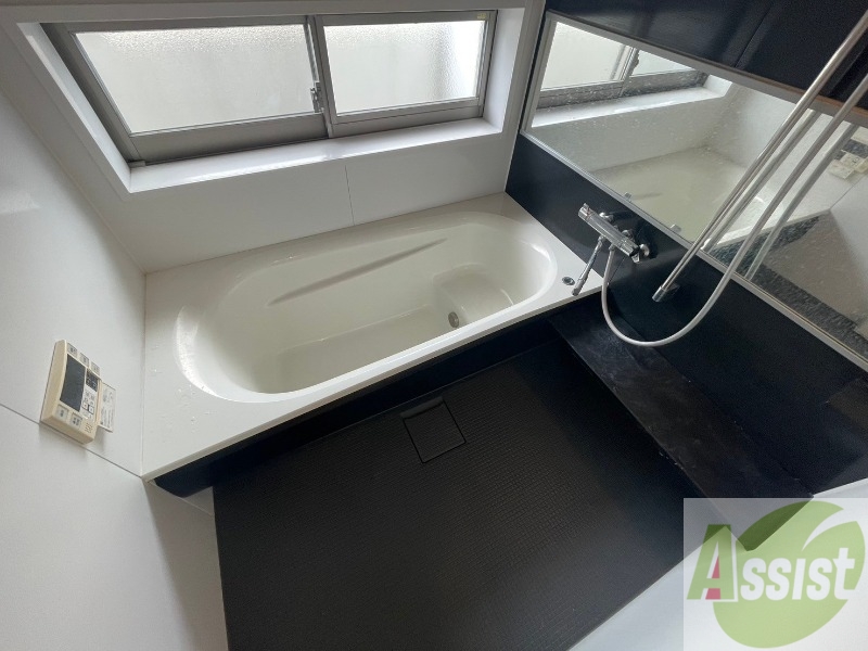 バス・シャワールーム　バスルームは狭すぎず、シャワーも浴びやすそうです。