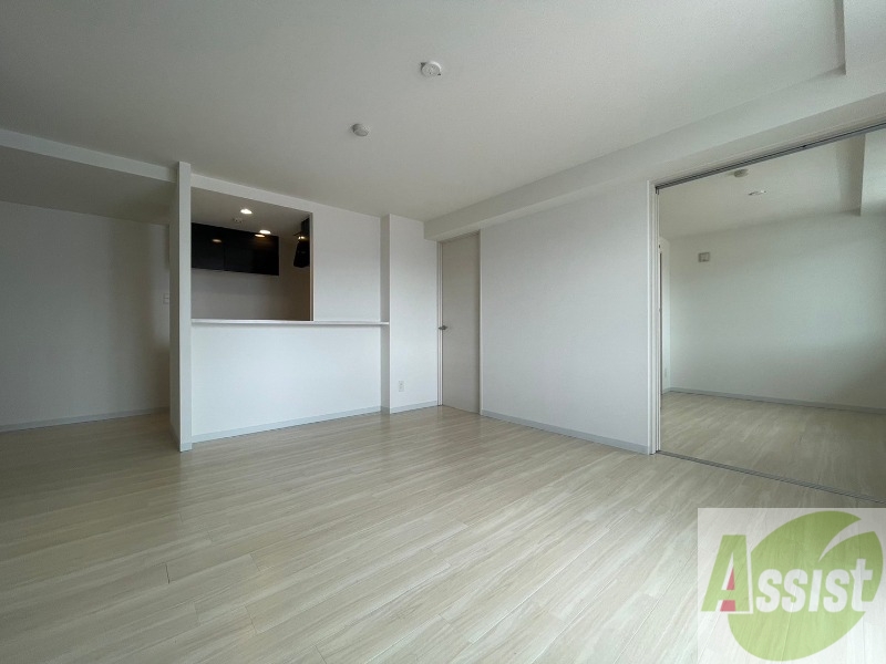 居室・リビング　白さが清潔感を出してくれます。お部屋も明るいですね。