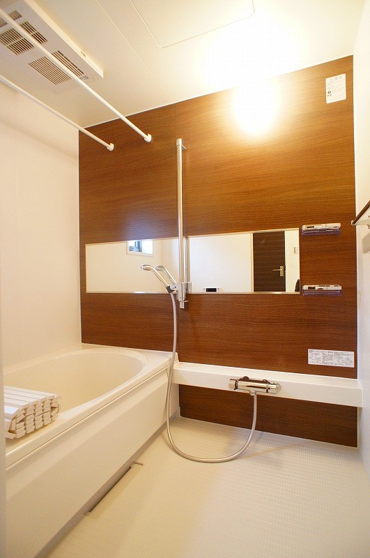 バス・シャワールーム　追い焚き機能付きで経済的、いつでも温かな入浴が可能です。