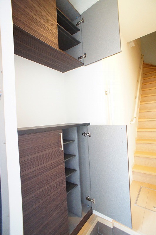 収納　上下に分かれた使い勝手の良いシューズボックス。