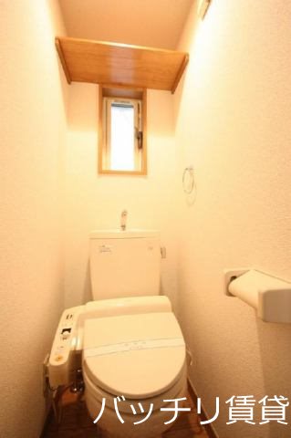 トイレ　別号室タイプの為、現状を優先致します。