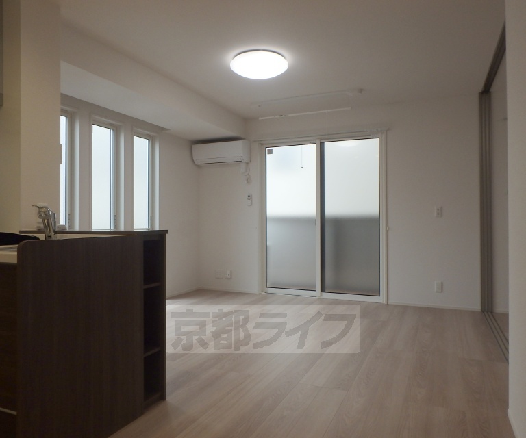 居室・リビング　大きな窓のあるお部屋です。