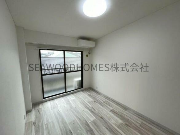 居室・リビング　木目調のフローリングはどんなインテリアも映えます☆