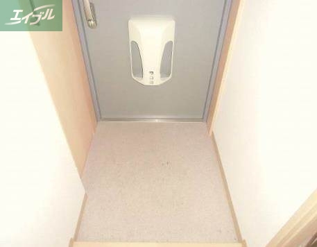 玄関　別のお部屋の写真です。実際とは異なります。