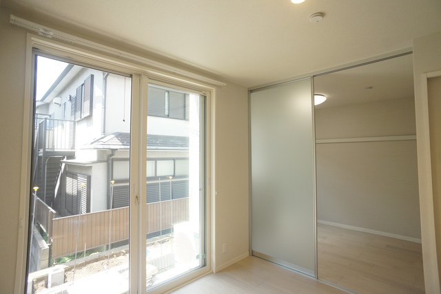 居室・リビング　人気の南向きなので暖かな日差しが入りますね♪