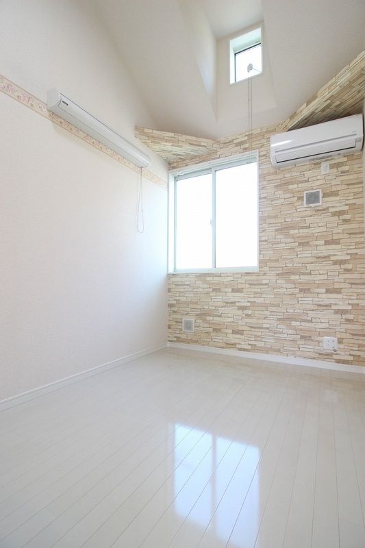 居室・リビング　デザインクロスのお部屋です♪