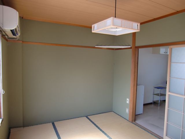 居室・リビング　光の射し込む和室