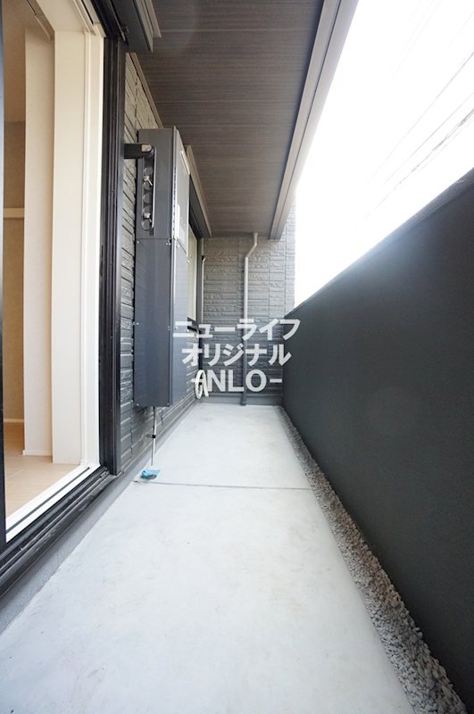 バルコニー　居室2面分の広さがあります。