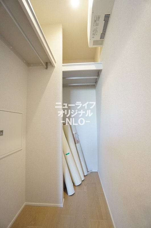 収納　収納力に優れたハンガーパイプ付きウォークインクローゼット。