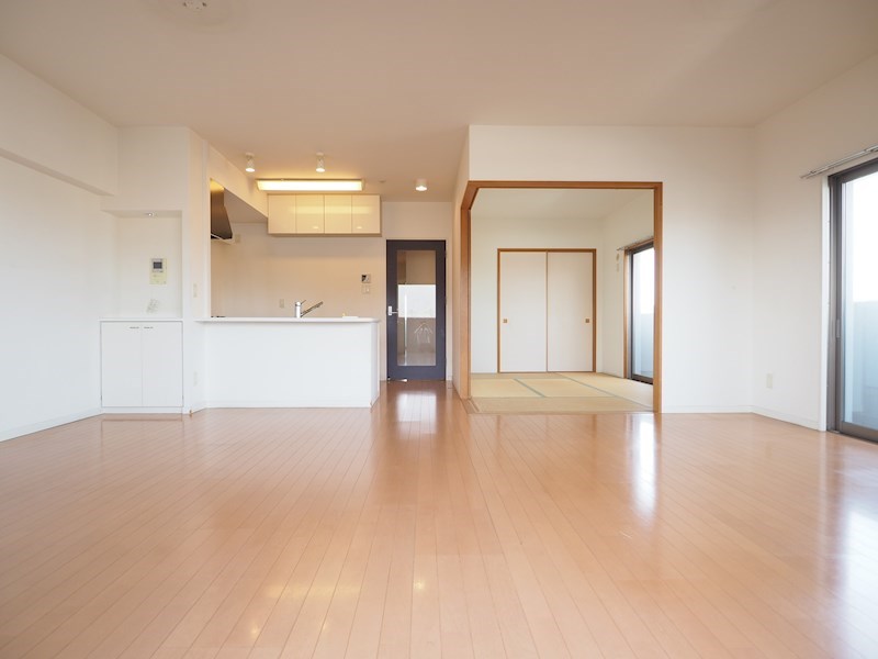 居室・リビング　広々リビング18.4帖あります。