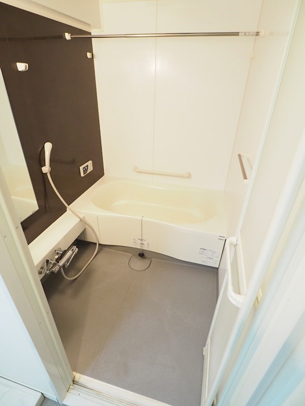 バス・シャワールーム　ゆったりバス。浴室乾燥や追い焚き機能も。