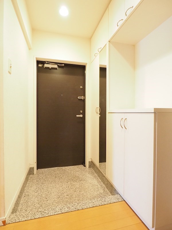 玄関　姿見のある玄関。