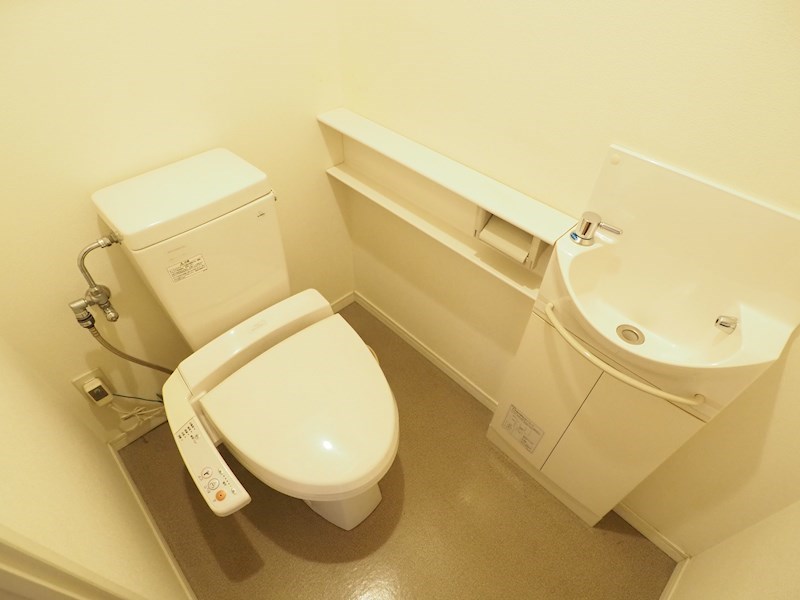 トイレ　温水洗浄便座。手洗い場付き。