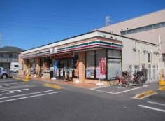 コンビニ　セブンイレブン足立六町1丁目店（コンビニ）まで530m