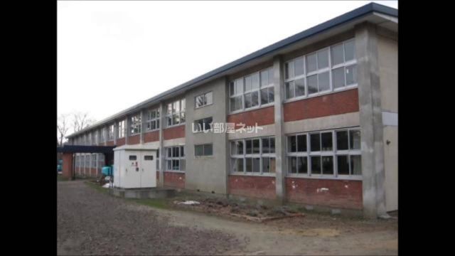 中学校　江別第二中学校（中学校）まで766m