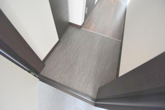 玄関　玄関に入るとお部屋まで一直線、明るい光が差し込みます。