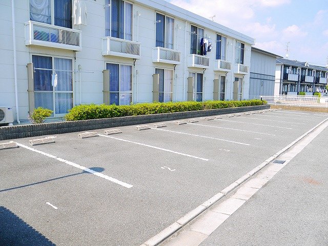 駐車場　駐車場があるので、車を買う予定の方も安心です