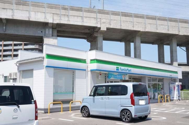 コンビニ　ファミリーマート（コンビニ）まで361m
