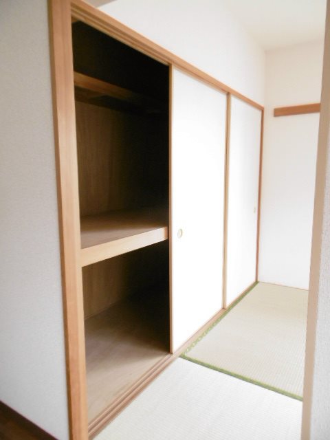 その他　和室内押し入れです。(同建物の別部屋の写真)