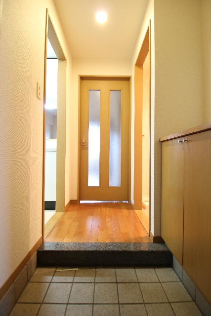 玄関　※違う階のお部屋の参考写真です。