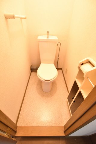 トイレ　別号室の写真です。ご参考までに