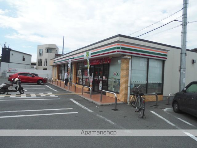 コンビニ　セブンイレブン（コンビニ）まで779m