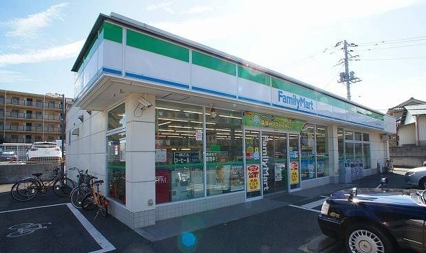 コンビニ　ファミリーマート（コンビニ）まで220m