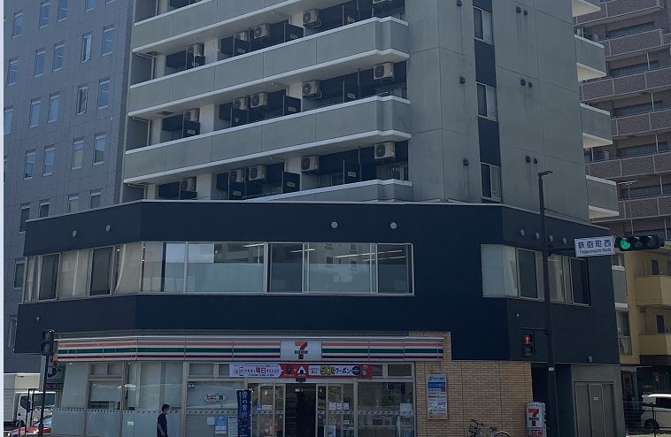 コンビニ　セブンイレブン 仙台鉄砲町店（コンビニ）まで295m