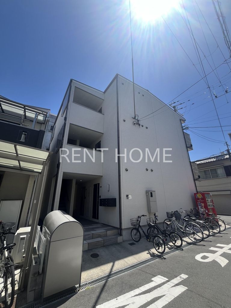 建物外観　3階建ての建物です。
