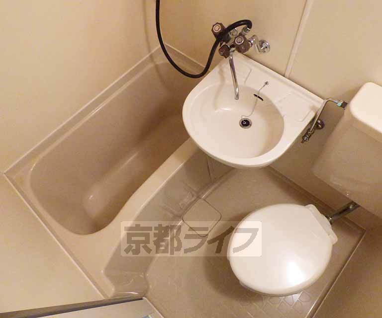 バス・シャワールーム　広々とした浴室です。