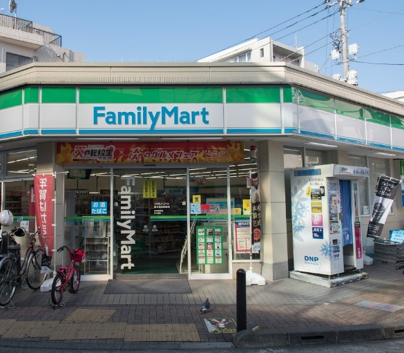 コンビニ　ファミリーマート 富士見台駅前店（コンビニ）まで973m