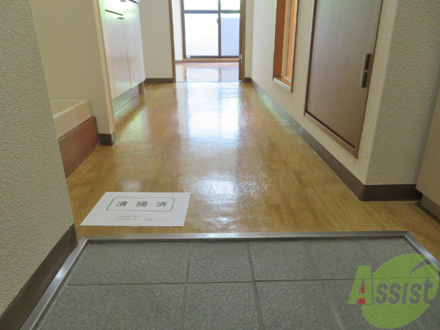 玄関　玄関からも陽の光が見えて、気持ちが良いですね。