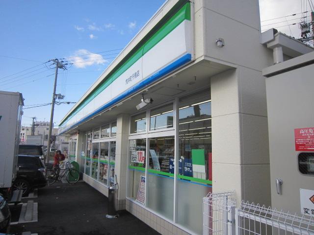 コンビニ　ファミリーマート（コンビニ）まで900m