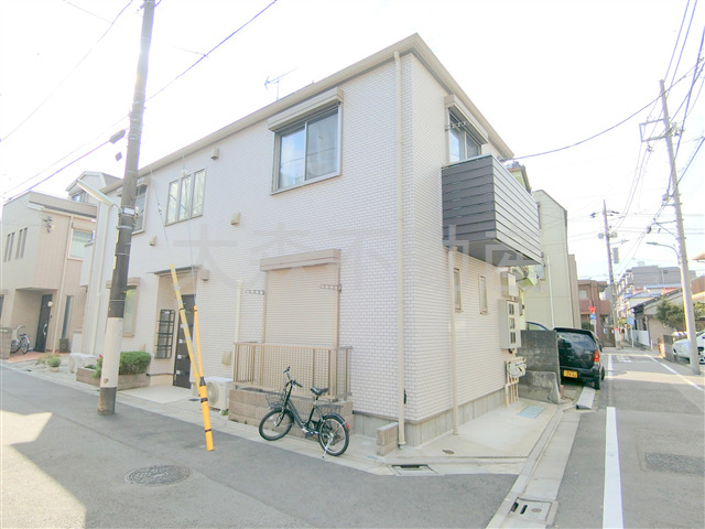 建物外観　2014年4月築　軽量鉄骨造地上2階建て総戸数4戸の人気賃貸