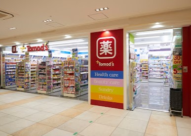 ドラックストア　Tomos(トモズ) ビーンズ新杉田店（ドラッグストア）まで351m